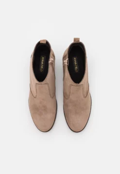 Leather - Santiags - Taupe 11 Leather - Santiags - Taupe -Zalando 31439f38e4674f7495916fa4d253a286 scaled