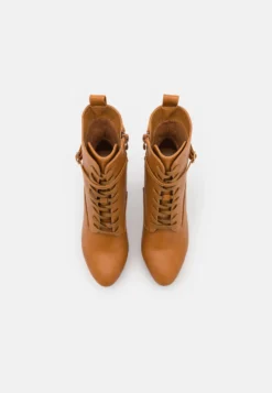 Anna Field Bottines À Lacets - Cognac -Zalando 91b8460c37f647059b187f8249131e18 scaled