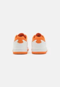 Baskets Basses - White/Orange -Zalando b768a6b6e70c4437b497c334a5073b87 scaled